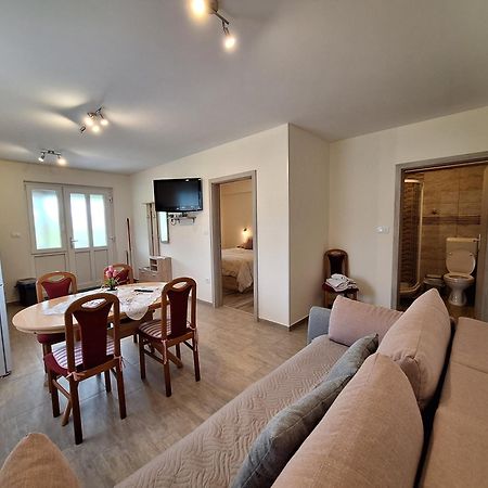 Apartma In Sobe Pilih Vipava Buitenkant foto
