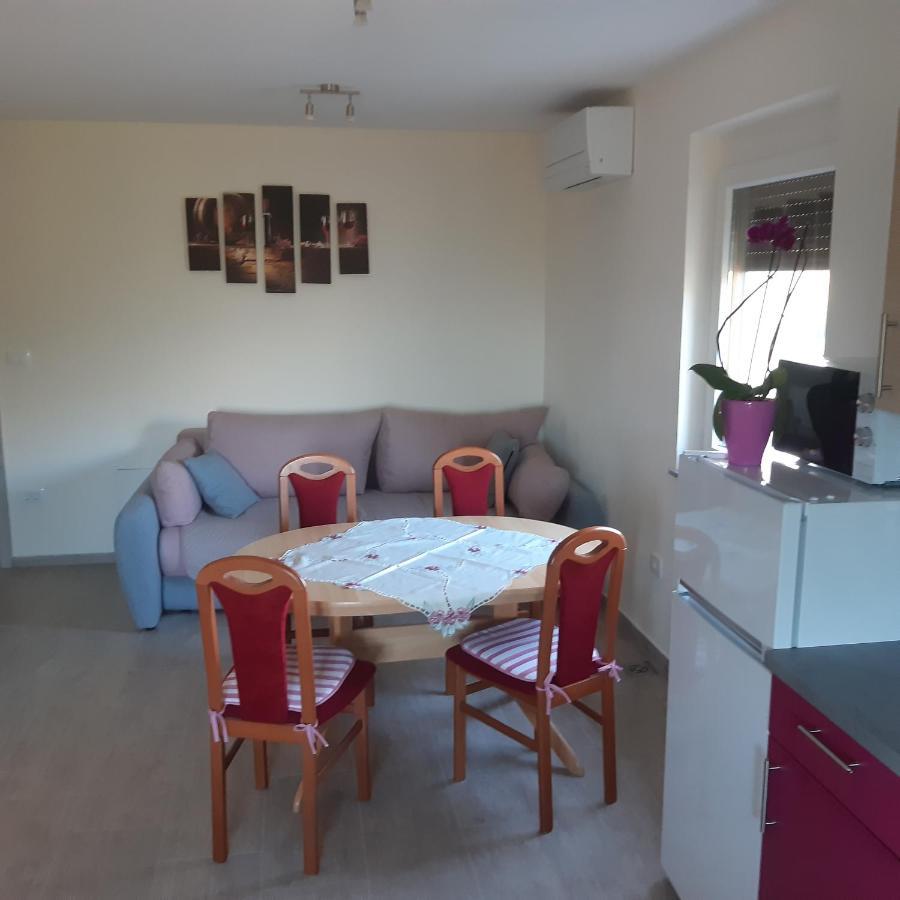 Apartma In Sobe Pilih Vipava Buitenkant foto