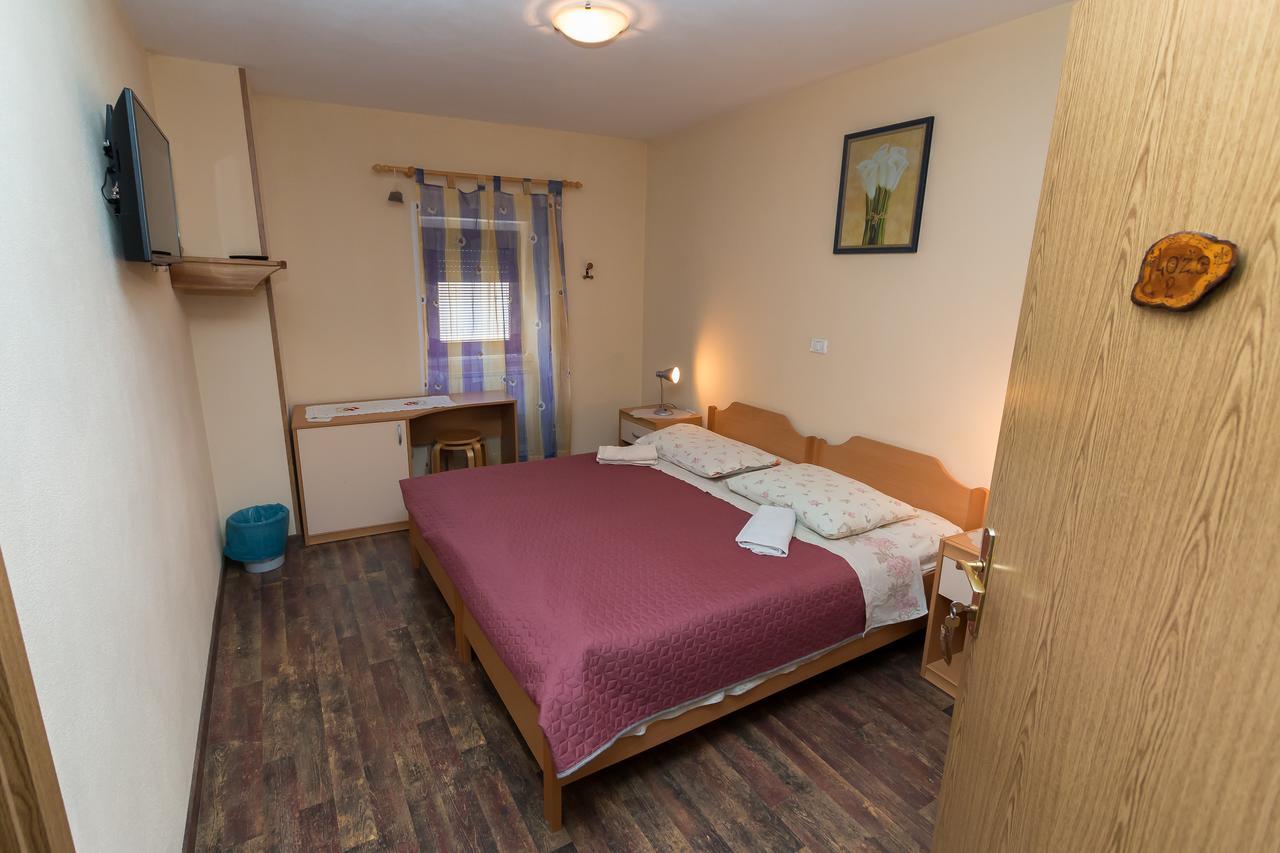 Apartma In Sobe Pilih Vipava Buitenkant foto